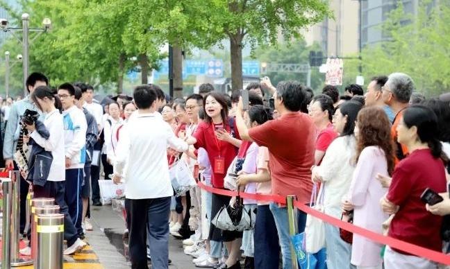 高考首日！一起来看镜头下的温馨画面