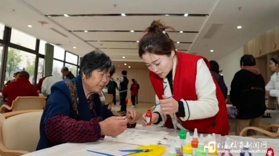 姐弟成为同学、 一家三口“组团”学习 这所“宝藏学校”诠释终身学习之美