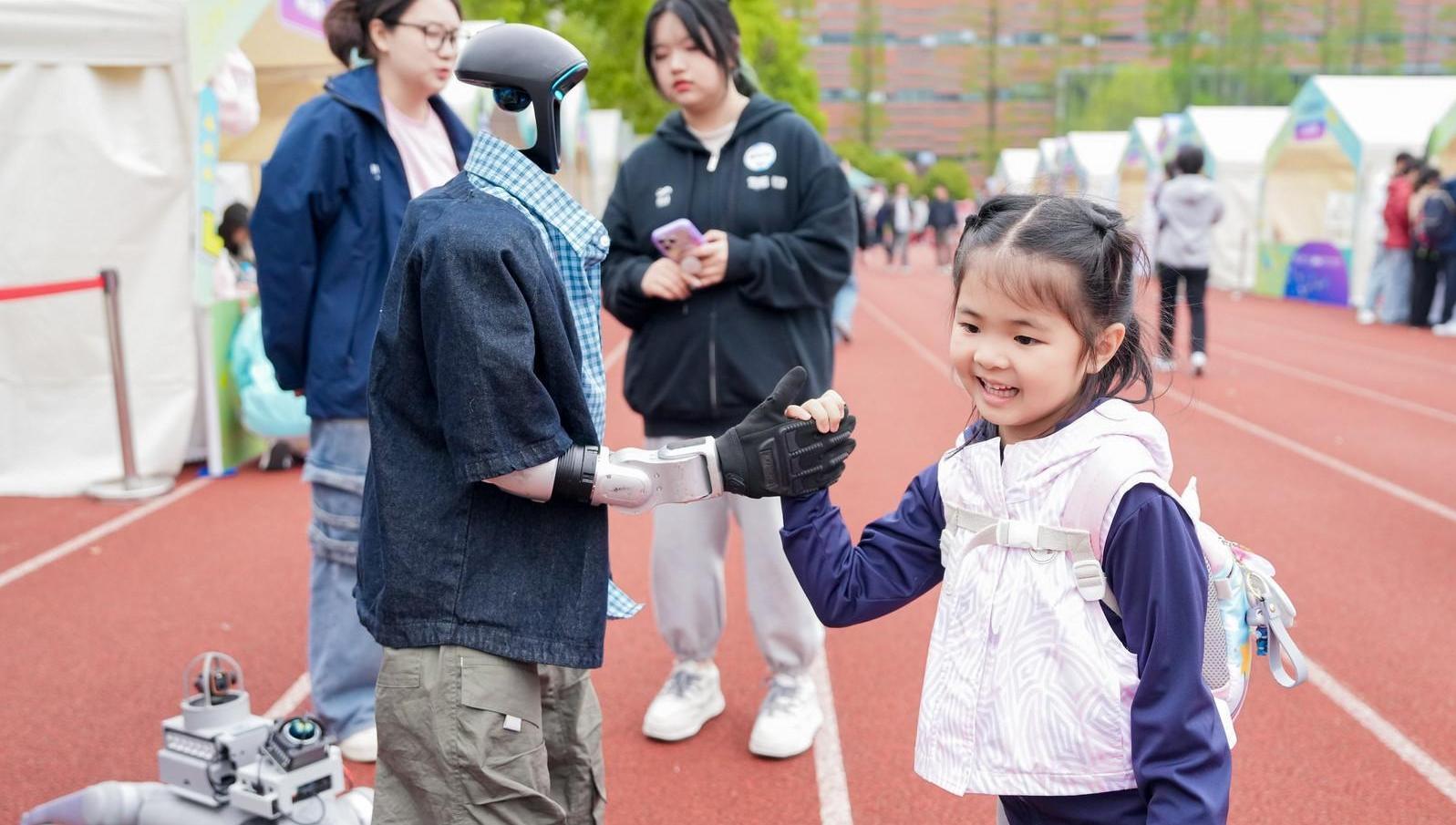 能问诊、会陪伴、可下棋：交大AI集市让“有温度的科技”触手可及