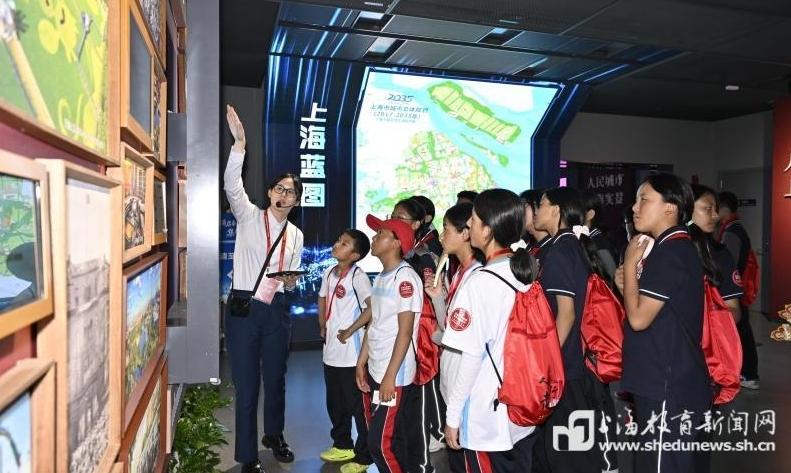 沪藏师生同走滨江路，“行走的思政课”打动人心