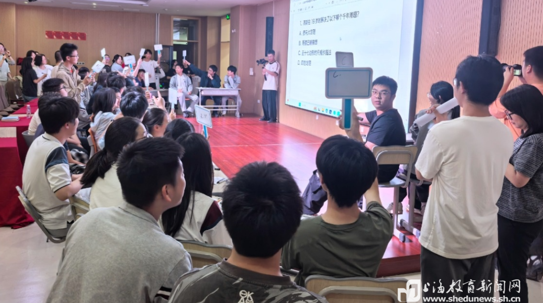 院士解密AI密码，魔方点燃思维战火：一场别开生面的数学嘉年华在这所高中上演