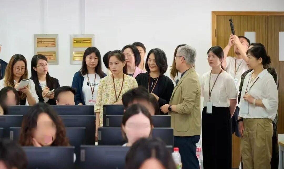 家长探秘高考评卷 现场见证公平公正
