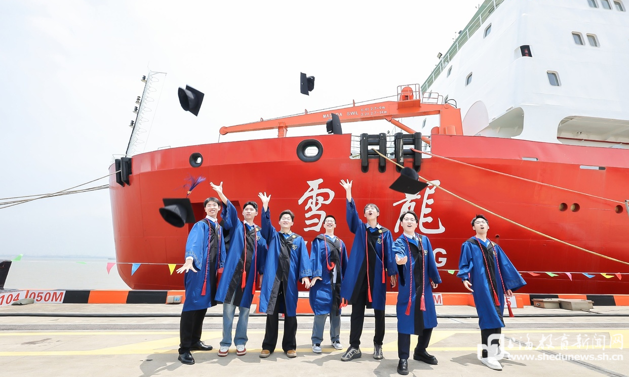 甲板作礼堂 深蓝为序章：上海交大70余名学子在“雪龙”号上拨穗启航