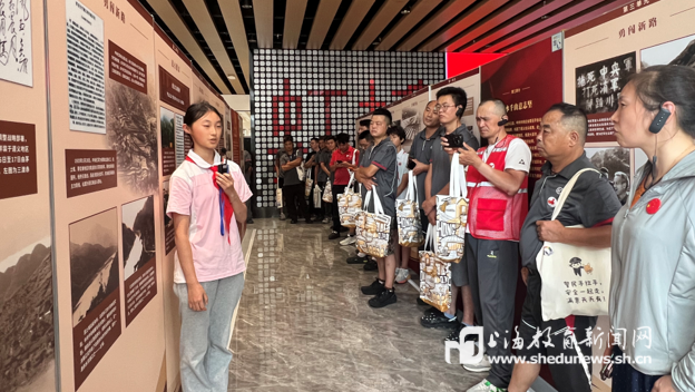 从“倾听者”化身“传播者”，这群“红领巾讲解员”在研学实践中讲述长征精神