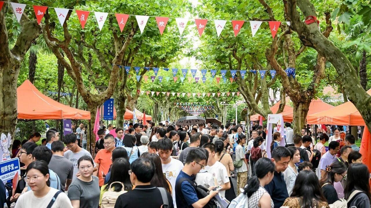 复旦迎来5100余名本科新生 数智化与暖心服务点亮报到日
