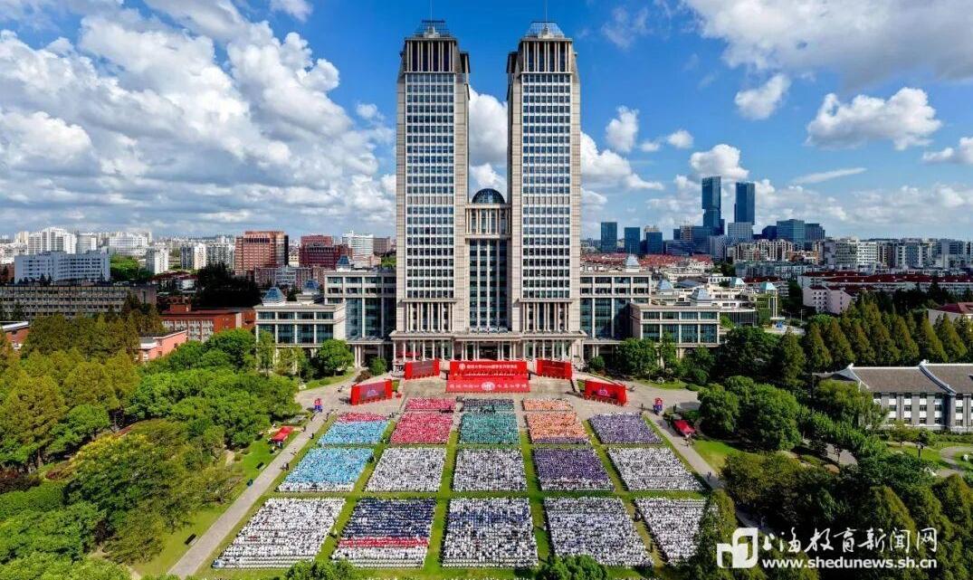 复旦大学2026级新生开学典礼举行，校长寄语新生“成为自由而有趣的人”
