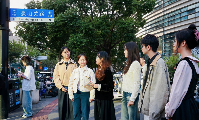 六条路牌一堂课，华政师生在上海街头走了一场